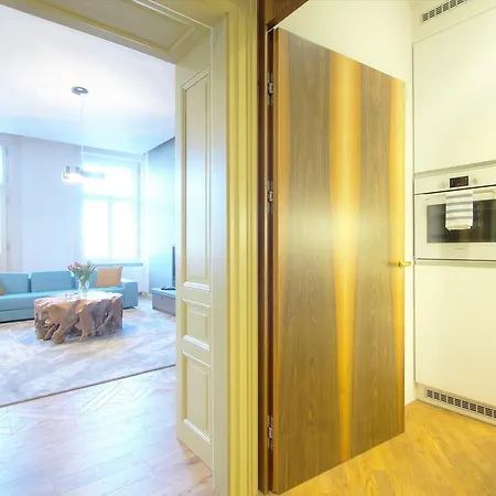 Bellevue Apartment *